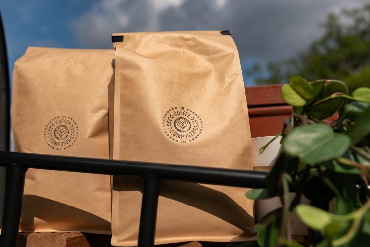 Eigen label koffiebonen van The Coffee Composer zakken met koffiebonen bij barista huren eindhoven